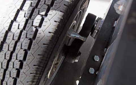 EUROKLJUKE-vlecne-kljuke-nosilci-za-kolesa-servis-prikolic-ozadje3